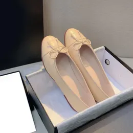 Designer de moda paris sapatos casuais femininos clássicos sapatos de balé de ovelha couro de luxo plana simples combinando sandálias de cores
