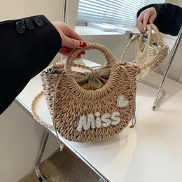 Factory wholesale ladies shoulder bags 2 colors retro straw semi-shell handbag outdoor leisure seaside holiday beach bag sweet pearl embellished woven handbags