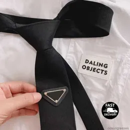 Prad Necktie Luxurys Designer Mens Women Homeer Ties Fashion Leather Neck Tie Bow للرجال السيدات مع رسائل نقدية رقبة الفراء صلبة ألوان الرقبة 4 ألوان F1