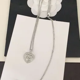 Nowy spersonalizowany diamentowy wisiorek Pearl Pearl z Diamentowym Kanałem 24SS z drobnym łańcuchem naszyjnikiem dla kobiet w wysokim poziomie i lekkim temperamencie luksusowym