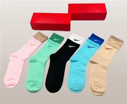 Venta al por mayor de calcetines coloridos de diseñador para hombre, paquete completo de algodón de alta calidad para mujer, calcetines clásicos de tobillo transpirables, calcetines de baloncesto de fútbol mezclados, calcetines casuales cinco pares i1