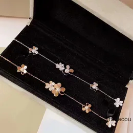 Designer Jewelrys Van Clover Bracelet Bracelets Luxury Charms Love Necklace for Women 18K Gold Cute Ladybug 3 Leaf Red Nail Pendant Necklaces Jewelry8747402