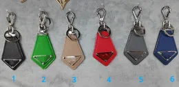 Classico triangolo invertito logo metallo lettera portachiavi personalità avanzata senso ciondolo decorazione borse