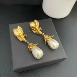 Stud Francês Mulheres Luxo Retro Folha Flor Modelagem Simples Temperamento Moda Todos Matching Pearl Ear Clip Brincos 231130