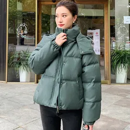 Trench da donna TIGENA giacche invernali corte in ecopelle per donna 2023 Parka imbottito in cotone caldo spesso studentesse coreane con cappuccio