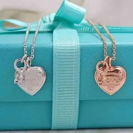 Hot Sell Birthday Christmas Giftt Family Love Nyckel Small Lock Head Pendant Heart Halsband S Silver Högkvalitativ Peach mångsidig krage kedja