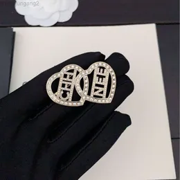 Kanał projektantów Xiaoxiangs Osobowość jest pełna diamentowych liter z dwiema sercami wydrążonymi i broszką w kształcie serca, jest wysokim, lekkim luksusem i wszechstronnym s
