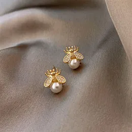 Stud moda basit ve lüks inci küpe cazibesi bayan tasarım duyu arı böcek küpe takı kadınlar için mücevherler