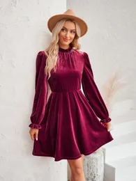 Vestido feminino básico casual e confortável com gola alta e cintura de cor sólida