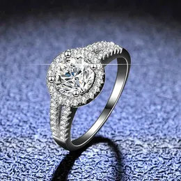 925 Sterling Silver Halo Diamond Women 1 CT 100 ٪ Gra Moissanite Segning Rings with Side Stone Bridal Band Fine Jewelry317T