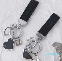 Keychain P Brand Inverted Triangle Designer Mens Handmade Leather Car Keyring Womens Heart Shape Buckle Keychains Give Away Original