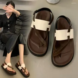 Sandalen für Damen, die Sommer-Flip-Flops mit schmaler Zehenpartie tragen. Kleines Design, Muffin-Römerschuhe mit dicken Sohlen