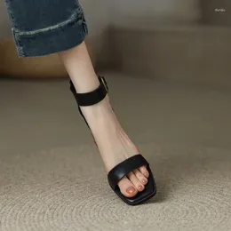 Sandalet Vintage Tasarım Siyah Kadınlar Gerçek Deri Plaj Yaz Ayakkabı Gladyatör Ayak Bileği Çarpısı 7cm Kare Yüksek Topuklular Sandalyas Zapatos 677 838 C
