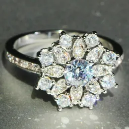 Bröllopsringar Huitan Romantic Snowflake Shaped Finger Ring for Women Full asfalterad CZ Crystal Female Party Luxury Jewelry 231201