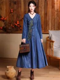 Casual Dresses Women 2023 Autumn Winter Slim-Type Denim Dress Retro V-Neck broderi skarvad förbättrad cheongsam