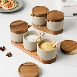 Garrafas de armazenamento Estilo Japonês Retro Tempero Sal Jar Cerâmico Três Peças Cozinha Msg Box Acácia Bandeja De Madeira Com Colher