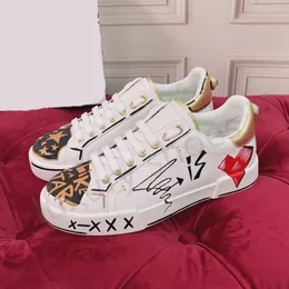 Gorący 2024 Designer Męki Sneakers Women Trenerzy mody Graffiti Czarna biała muzyczna notatka miłosna haft haftowy butów cielęcy