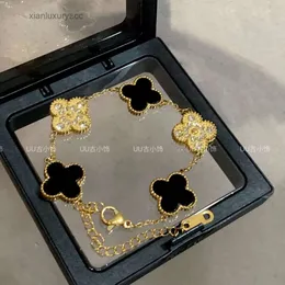 Luxury Designer Van Clover bracelet Fashion Non Fade Lucky Clover Bracelet Ladies ins Design Titanium Steel Bracelet Premium Gift