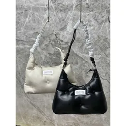 Margiela 2024 Spring/Summer Fashion متعددة الاستخدامات والبسيط Margiela Fashion Network Red Margiela One Handheld Cloud Women's Bag