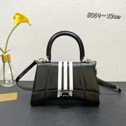 Bolsa de ampulheta de marca conjunta bolsa de ombro cheia de senso de designer elegante e sofisticada, bonita e simples nova bolsa de designer clássica de três linhas no início da primavera de 2024