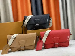 Montsouris Messenger Bag Men Fashion Designers مصممين فاخرون Monograms Canvas Epi Leather Luxurys Cross أعلى جودة حقيبة الكتف حقيبة يد M23097
