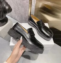 Kvinnor Tabi Loafers Designer Maison Split Toe Shoes Fashion Men Tabi Lace-Up Loafers Luxury Margiela Mm6 Calfskin Leather Platform Small Leather Shoes Size 35-45