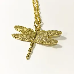 Naszyjniki wisiorek metalowy naszyjnik dla kobiet miłośnicy delikatnej łańcucha Dragonfly Gold Color REATPAMENT Jewelry