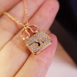 Amuletos Constance colar para mulheres designer de diamante banhado a ouro 18K moda de luxo T0P reproduções oficiais cristal estilo clássico 001