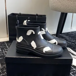 Botas de diseñador para mujer, botas de lluvia cortas en blanco y negro, suelas gruesas, botines de moda Retro, zapatos para la lluvia