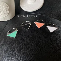 Anello aperto a triangolo in metallo a 4 colori con timbro Anelli per dito con lettera da donna Accessori per gioielli di moda di alta qualità305t