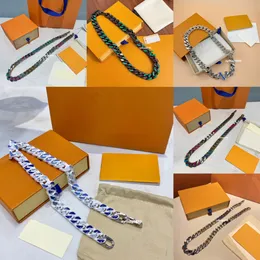 23 Nya designers smycken lyxkvalitetsdesigners kedja halsband brev hänge kubansk kedja monogram kedja smycken mäns och kvinnors kedje engagemang gåva 15 stilar