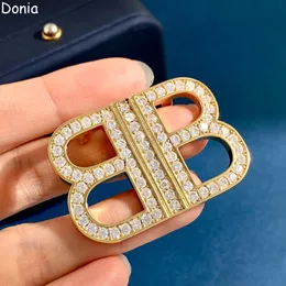 Donia jóias broche de luxo moda europeia e americana dupla letra titânio ouro micro-incrustado zircão criativo designer broche caixa de presente.