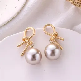 CLIP-ON SCREW BACK Vintage Metal Gold Big Shiny Pearl Clip Earrings Geometrisk oregelbunden design för Women Girl Non Pierced Ear CL295Q