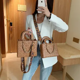 Diana Bag Ny Internet Celebrity samma stil Fashionabla Stylish Portable Small Square Bag Texture Crossbody Small Bag Factory PRIC281U