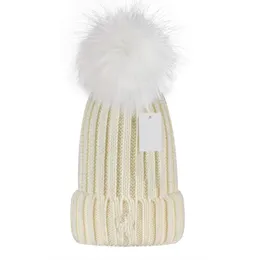 Berretto di design berretti di lusso cappello di maglieria temperamento versatile berretto lavorato a maglia berretto invernale caldo pompon cappello di design lettera regalo di Natale berretto con teschio