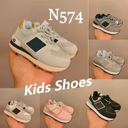 2023 Designer Kids Running Shoes 574 عرض أحذية رياضية غير رسمية شبكية قابلة للتنفس شبكة منخفضة من الدانتيل متوقفة.