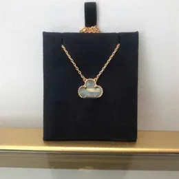 Collana con pendente in argento S925 da 1,5 cm con perla di conchiglia naturale. La forma del fiore ha il timbro PS7061A243q