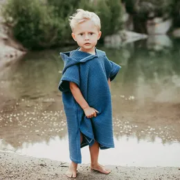 Handelsrockar Fashion Solid Color Simple Loose Baby Bathrobe Soft and Quick Dry Hooded Baby Handduk Bekväm våffla Cotton Kids Beach Handduk 231204