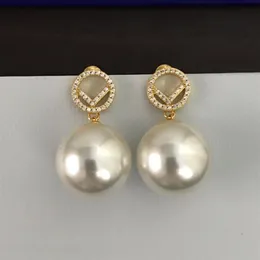 Kort kvinnliga designers Stud Gold Earring Diamond Pearl Earrings Ear Stud Womens Designer Studs Birthday Present Letters F 22112106313E