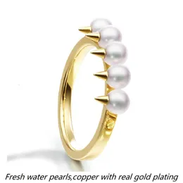 Fedi nuziali KURSHUNI Anello con perla e rivetto gotico personalizzato per le donne Gioielli in oro di qualità di lusso Tendenza coreana Danger Tribe 231204
