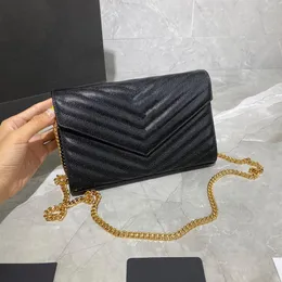 Hela kvinnan Cassandra Matelasse Chain Evening Bag Wallet i Grain de Poudre präglat läder med metall-logo223d