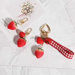 Key Rings 1PC Strawberry Red Heart Keychain Keyring For Women Girl Jewelry Simulated Fruit Cute Car Key Holder Keyring Best Friend K23 YQ231204