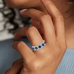 حلقات الكتلة Huitan متألقة الأزرق الأبيض الزركونيا الزورق الزفاف الخاتم الخاتم للنساء الفضة اللون الملحقات إصبع الإناث الإناث
