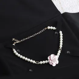 Luxur Designer Gold Necklace Classic Pink Flower Pendant Chains Womens smycken Retro C Halsband Lady Party Wedding Gift 2312043Z