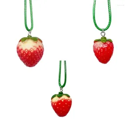 Collane con ciondolo Collana con fragole in resina Gioielli per feste Girocollo con dichiarazione di moda Collare semplice regolabile