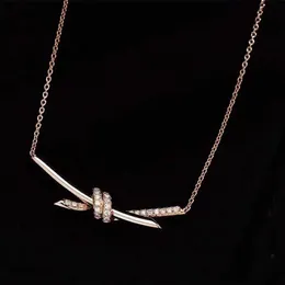 Halskette mit Anhänger aus V-Goldmaterial, Knotenform, mit Diamant oder ohne, für Frauen, Verlobungsschmuck, Geschenk mit Stempel, Velet-Tasche PS4013215g