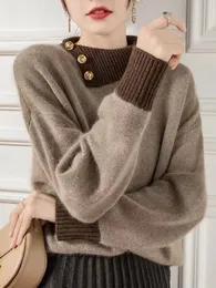 女性のセーターはコルルールエントリコットを引っ張ります。
