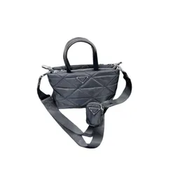 Mode 2024 Messenger väskor All-Match Western-Style Mirror Small Bag Kvinnors nya trendiga patentläder Glossy Diamond Single Shoulder Tote Packet