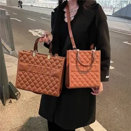 80 % 2022 Neue Top-Design-Luxustaschen aus hochwertiger Lingge-Kapazitäts-Tragetasche Hand Herbst und Winter große bestickte Drahtgittertasche222d