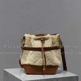 12a helt nya spegelkvalitetsdesigner Small Emmanuelle Bucket Bag Womens Shearling äkta läderväskor Luxurys handväskor quiltad säckväska axelband med låda med låda